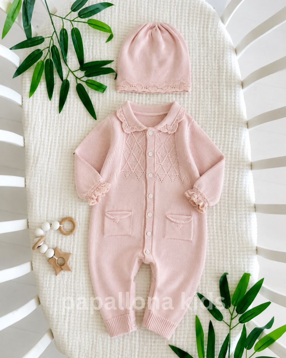 طقم مواليد بناتي وردي تريكو – أناقة دافئة بتفاصيل دانتيل ناعمة 🎀🌸 - Tricot
