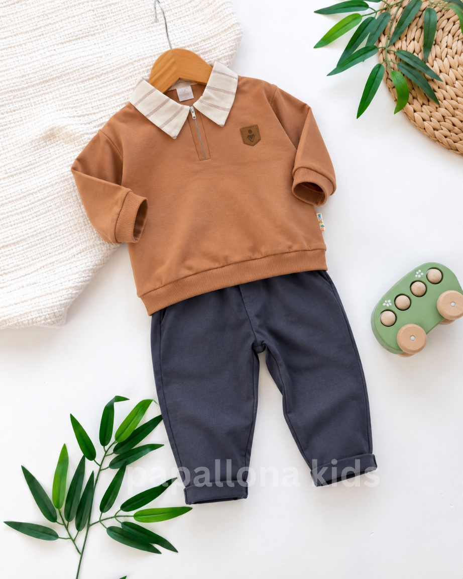 طقم ولادي أنيق قطعتين – سويتشيرت بياقة مع سروال 👦💙✨