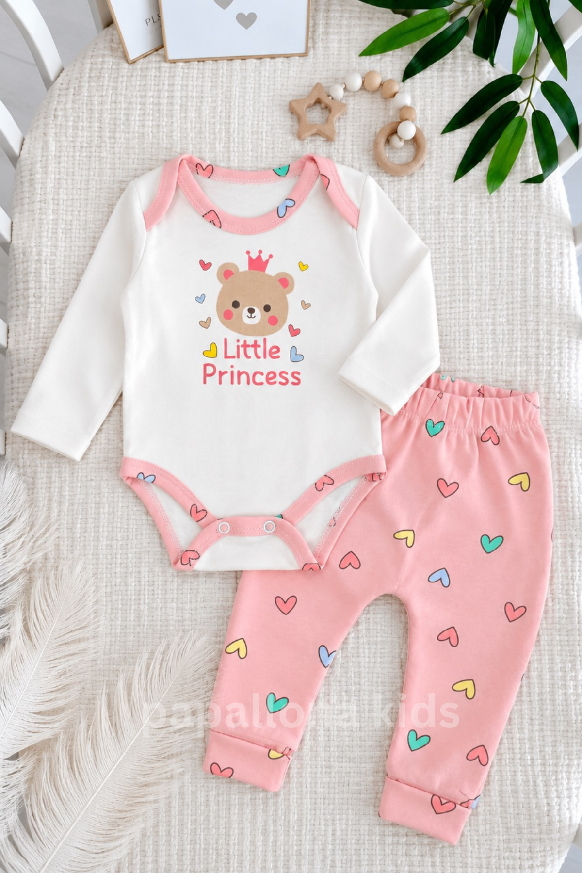 طقم بيبي بناتي قطعتين بتصميم الدبدوب والقلوب 🧸💕 – ناعم ومريح للاستخدام اليومي